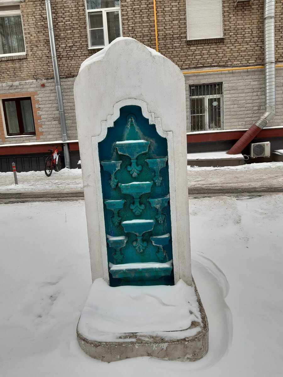 Странный фонтан во дворе того же жилого дома по ул. Профсоюзной, больше похожий на могилку, даже с цветочницей. Очень странное украшение!