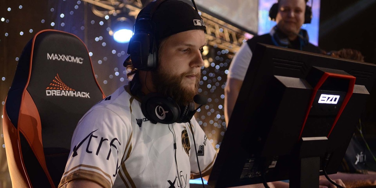 f0rest -  Патрик Линдберг, выступает за команду - Team Dignitas.
