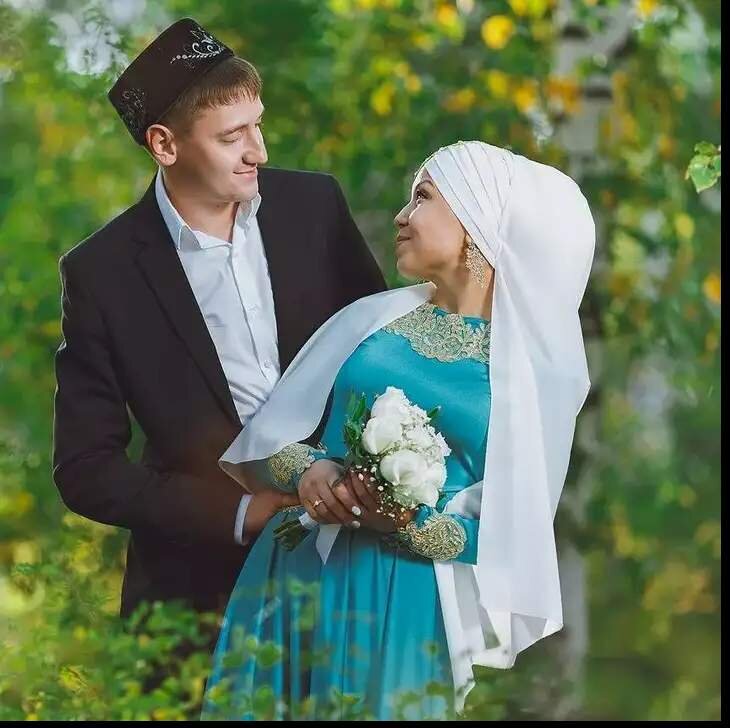 Это, конечно, не их фото. Не знаю чьё, взяла с я.картинки. Но у моей ученицы было похожее платье, а волосы повязаны почти таким платком. Только здесь волосы убраны, а она их на лоб немного спустила 