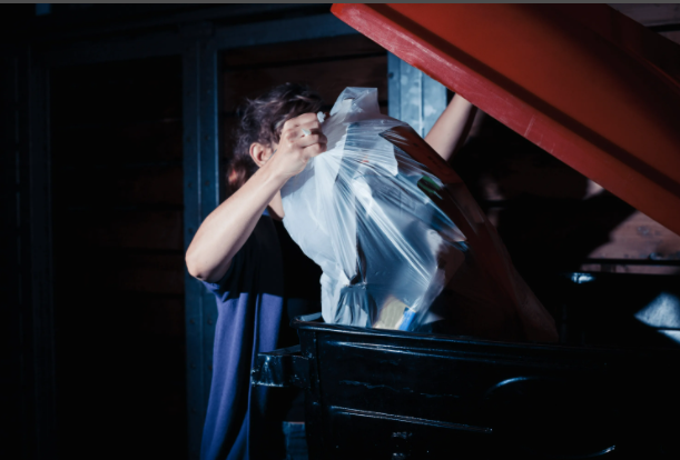 Выносить мусор ночью - плохая примета