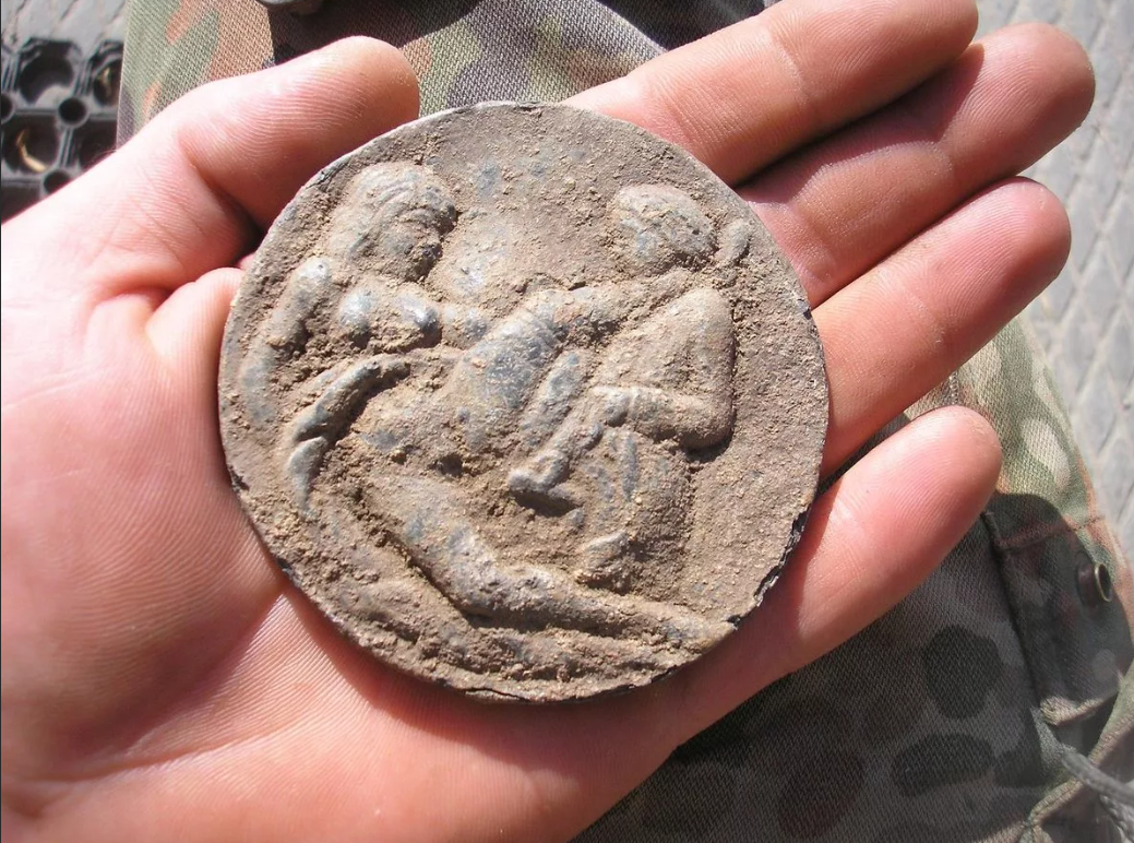 Руками находка. Медные монеты Тамерлана. Монеты древнего Рима спинтрии. Самая древняя монета.