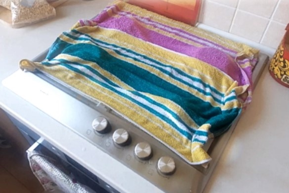 Плита накрыта полотенцем зачем?