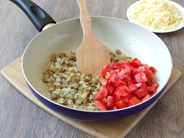 Рецепт баклажанов запеченных с помидорами и сыром, рецепт на 1+1, (ТСН) — Вторые блюда