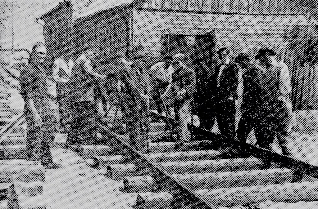 На строительстве первой трамвайной линии.