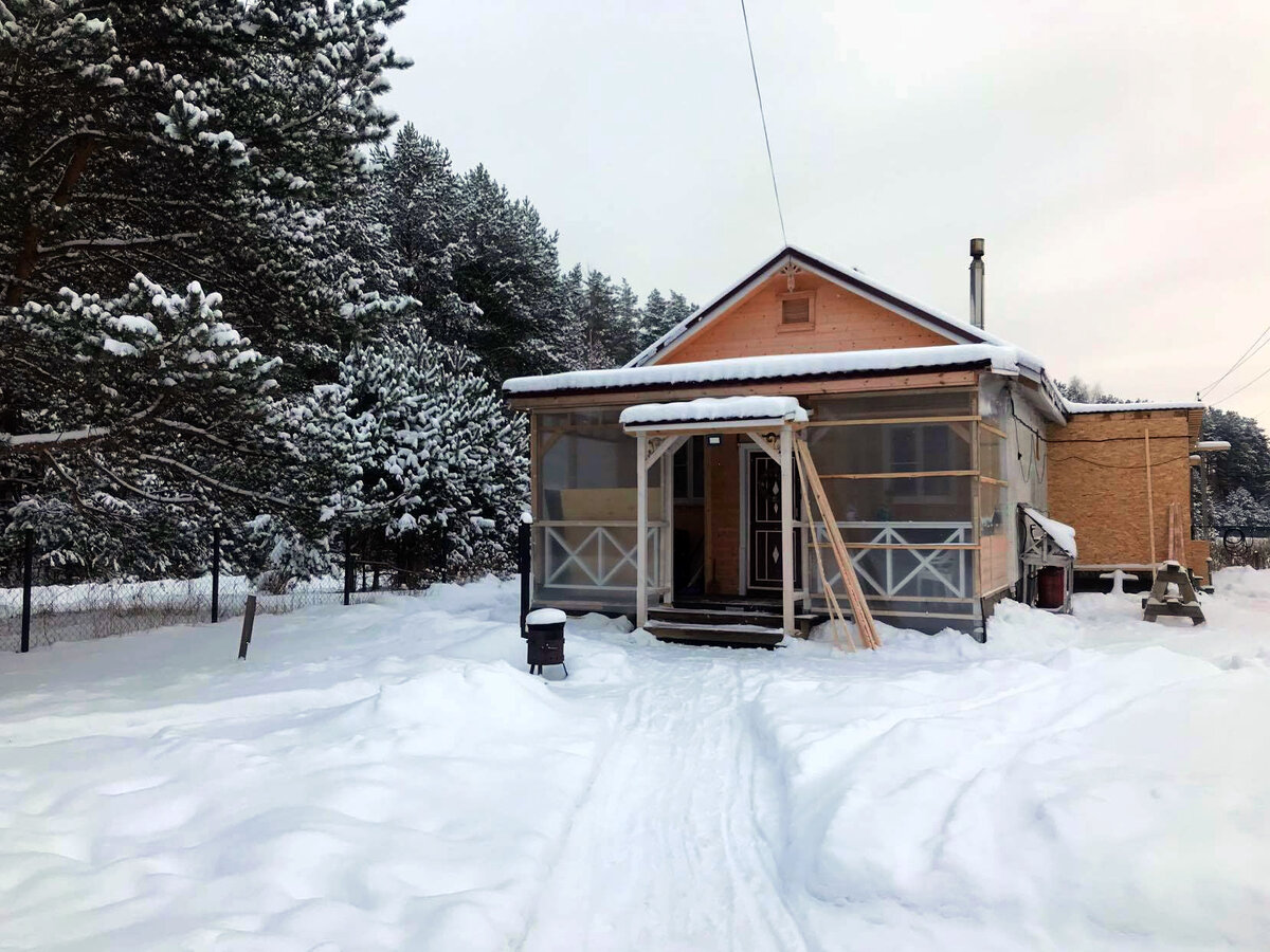 Кровля веранды вся в снегу.