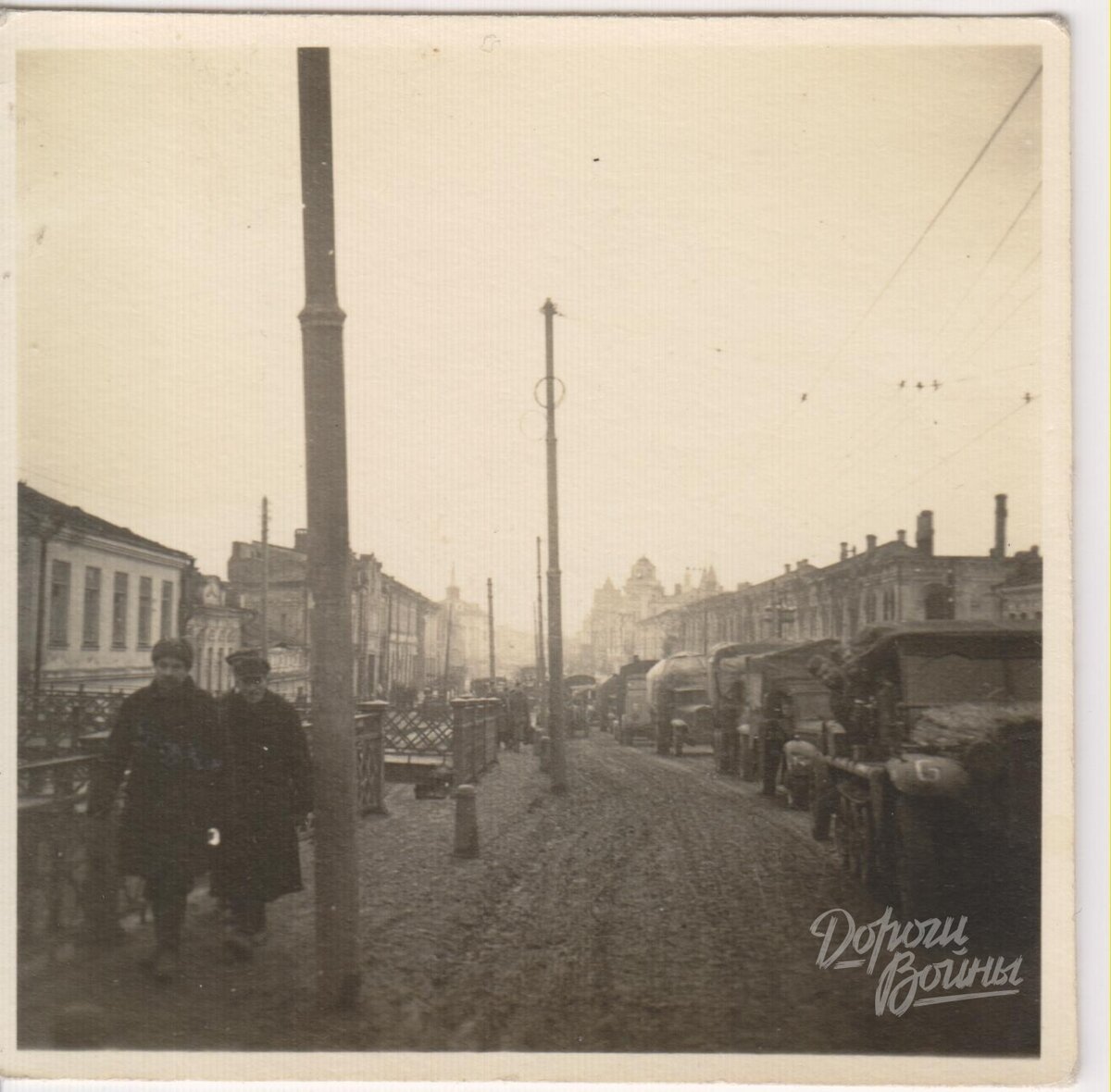 Октябрь 1941 года. Колонны группы Гудериана двигаются по Мариинскому мосту в сторону Московского шоссе на выезде из города