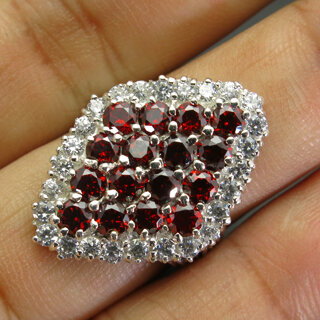 КОЛЬЦО ИЗ СЕРЕБРА 925-ой ПРОБЫ С ГРАНАТАМИ И БЕСЦВЕТНЫМИ САПФИРАМИ.

РАЗМЕРЫ КОЛЬЦА 20x14см.

ВЕС 7.19гр.

РАЗМЕР 17.25 