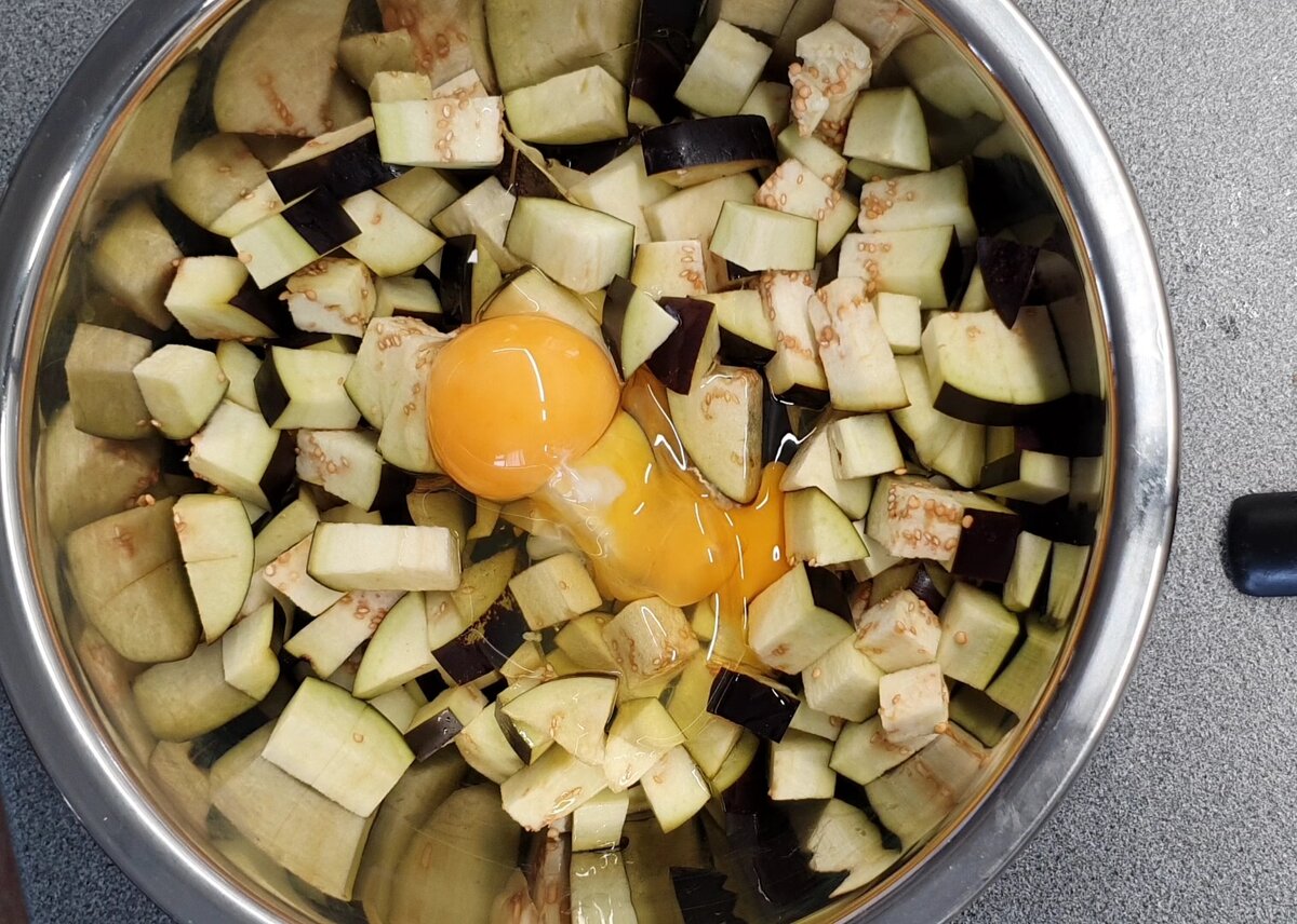 Жареные баклажаны как грибы. Баклажан с яйцом жареный. Как красиво можно на тарелку уложить яйца и синенькие.