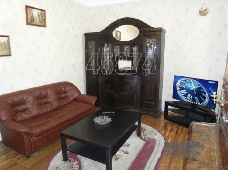 Большой диван с креслами не позволяют использовать комнату иначе как комнату для сидения на диване. Фото из реальных объявлений