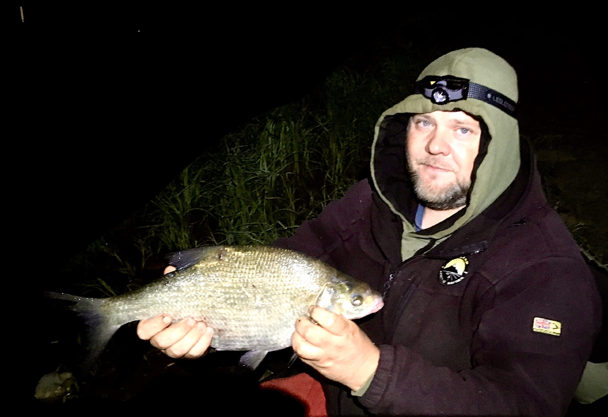 Рыболовная группа в контакте. Ночная рыбалка. Ночная рыбалка крупный лещ фото.