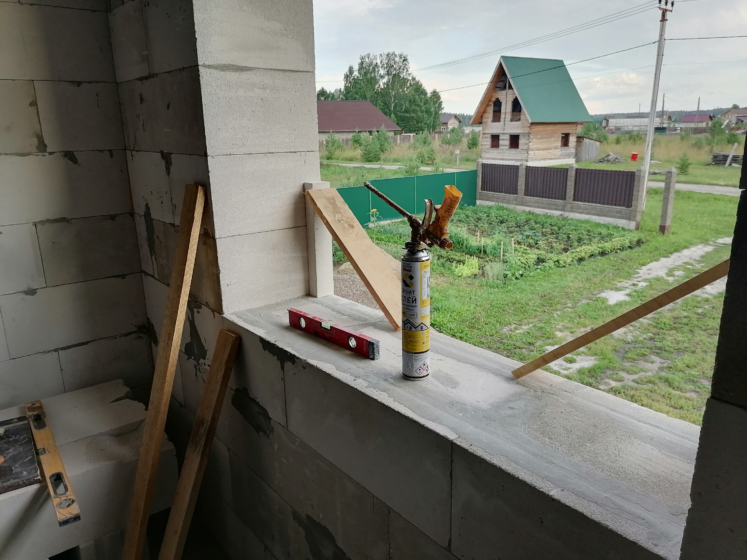 Монтаж четвертей в оконные проемы из обрезков газобетона. Простой способ сделать окна теплее3