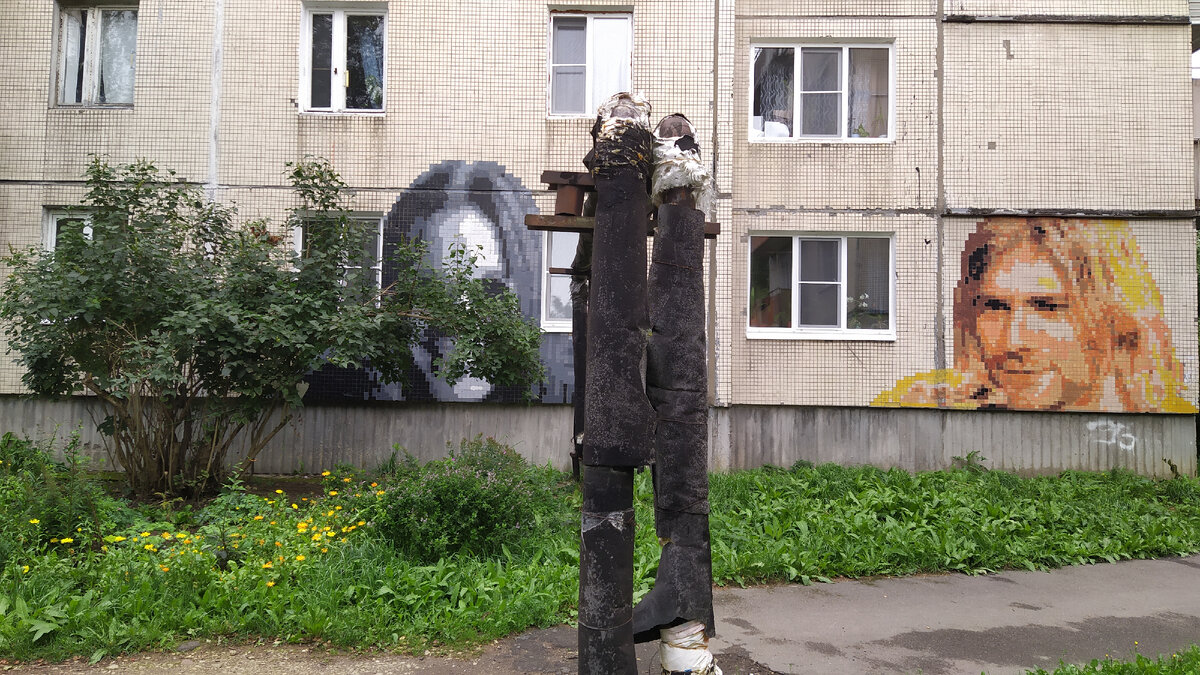 А Кобейн сменил портрет и соседа. Слева от него за веточкой прячется Оззи Осборн, о котором будет ниже.