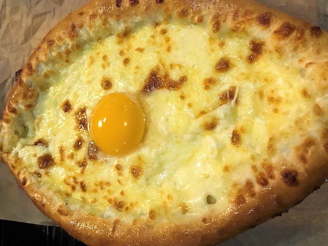 Хачапури по-аджарски домашнего приготовления. Фото автора