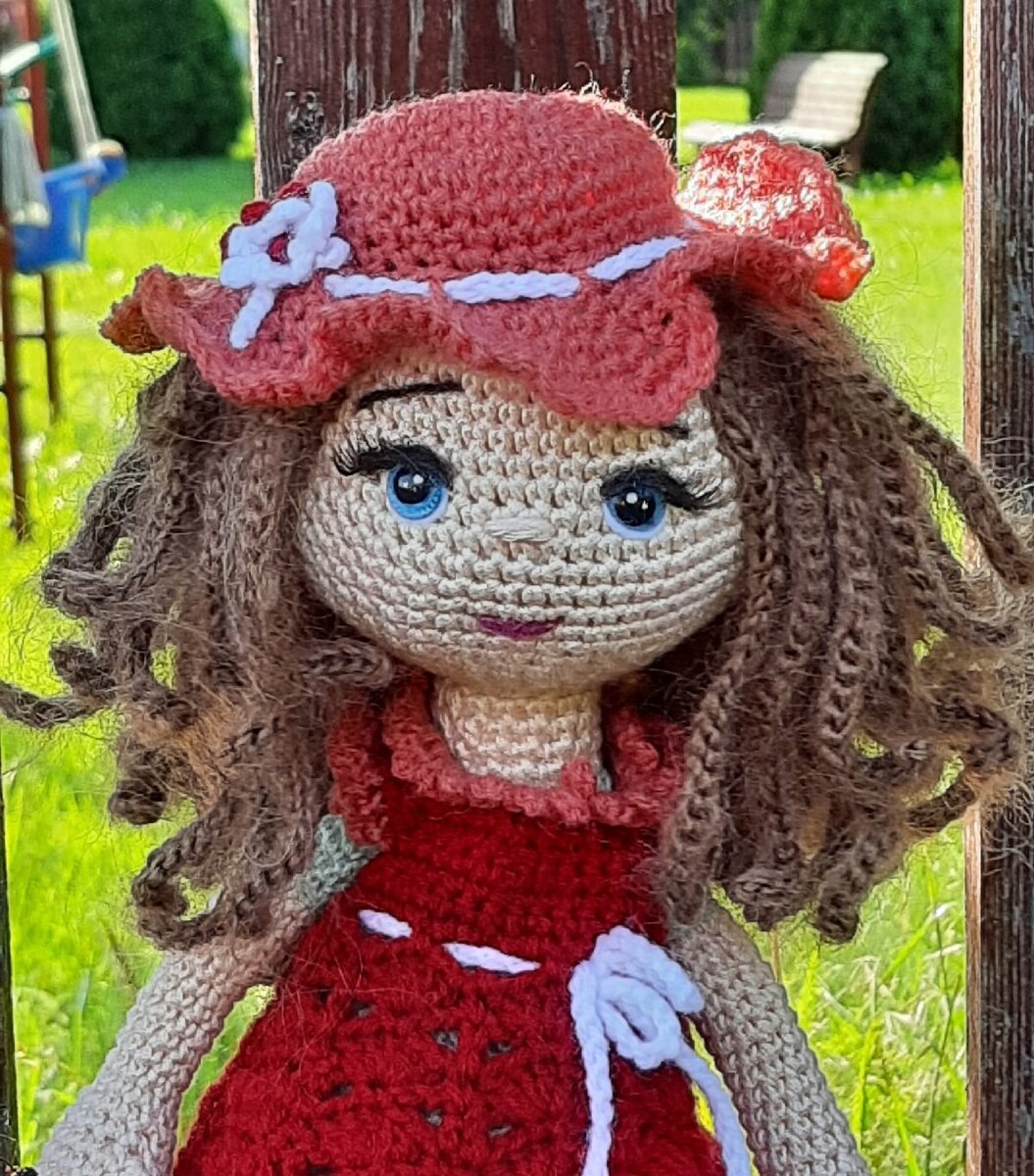 Кукла крючком. Ростом 40 см. Платье , шляпка , туфельки съемные.