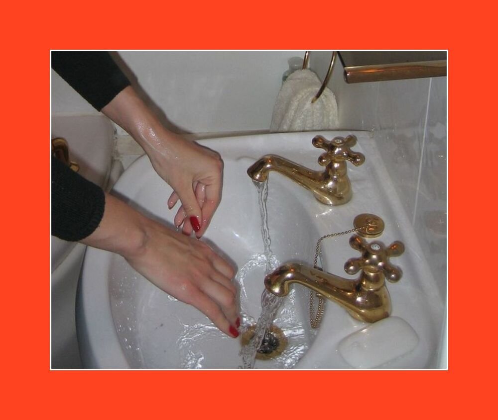 Из крана идет кипяток. Кран для горячей воды. Бесконечно можно смотреть на три вещи. Горячая вода. Горячее водоснабжение.