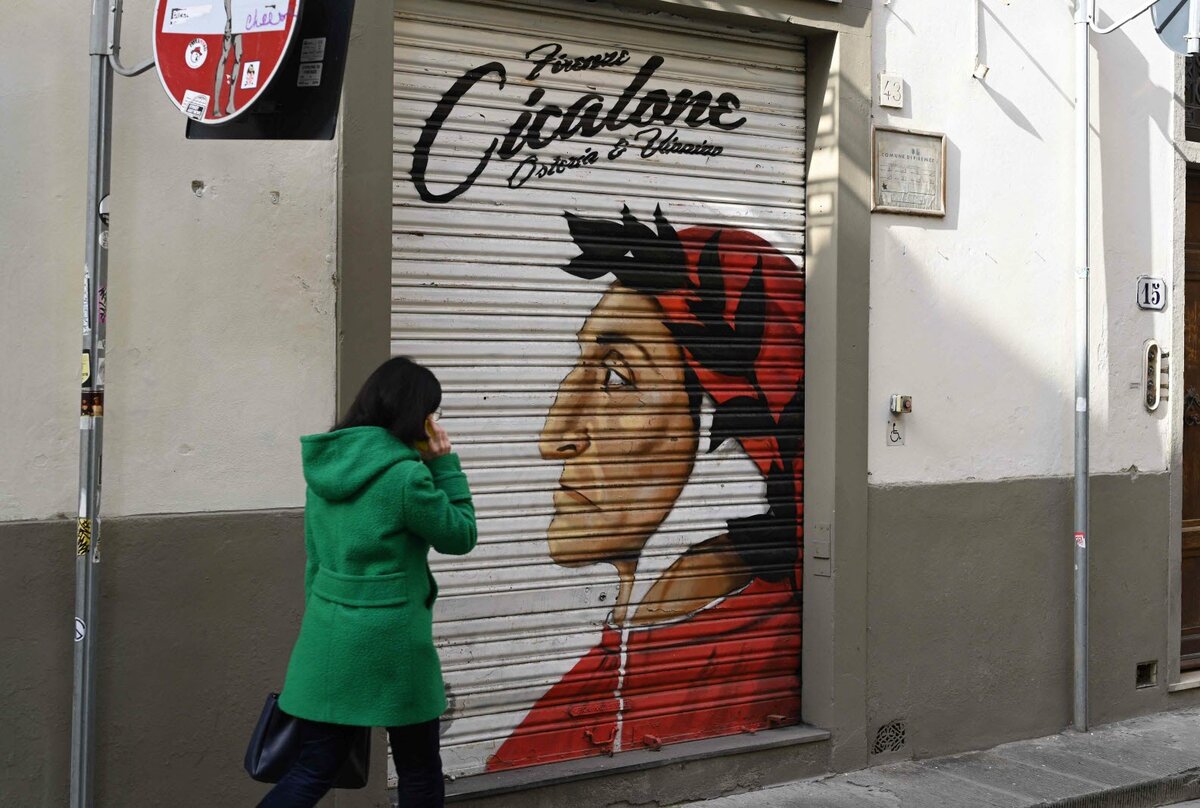 Фреска с изображением писателя на магазине во Флоренции