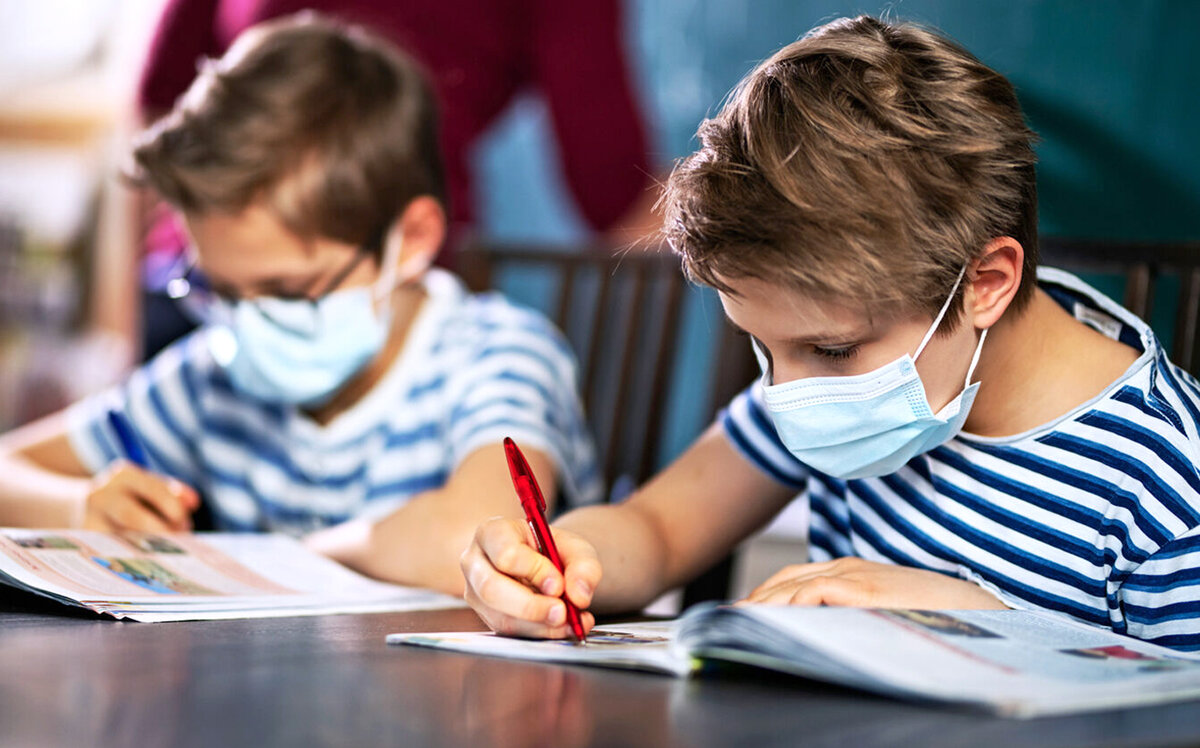 Два ученика в классе. Источник: istockphoto.com/ru