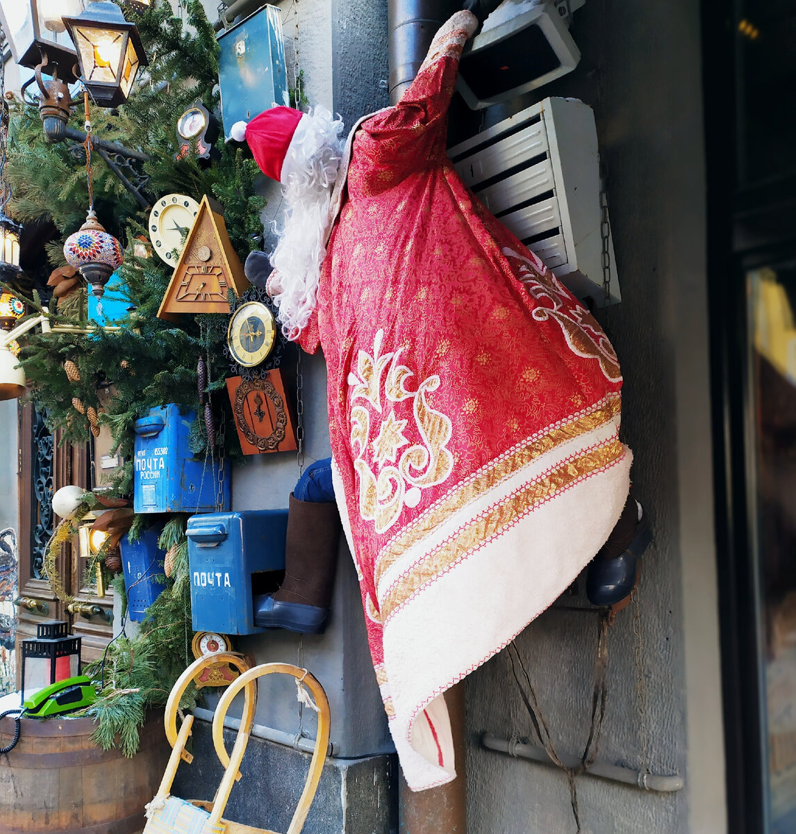 Впервые видела деда Мороза карабкающимся по стене... Фото автора.