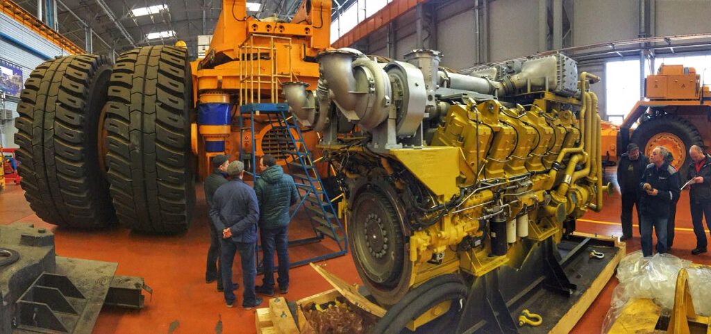 Установка двигателя 12ДМ-185А на "БелАЗ” / Фото: АО “Синара-Транспортные Машины”