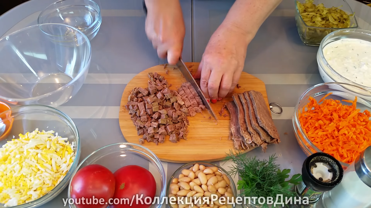Как приготовить слоеный праздничный салат Нежность с крабовыми палочками и яблоком? Рецепт с фото!
