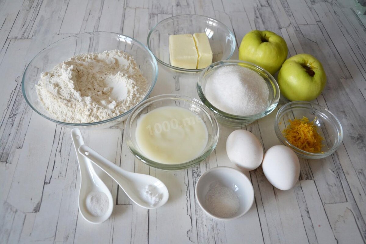 Масло яблоки мука. Ингредиенты для кекса. Ингредиенты для йогурта. Десерты из муки и яиц. Ингредиенты яйца сахар ванилин.