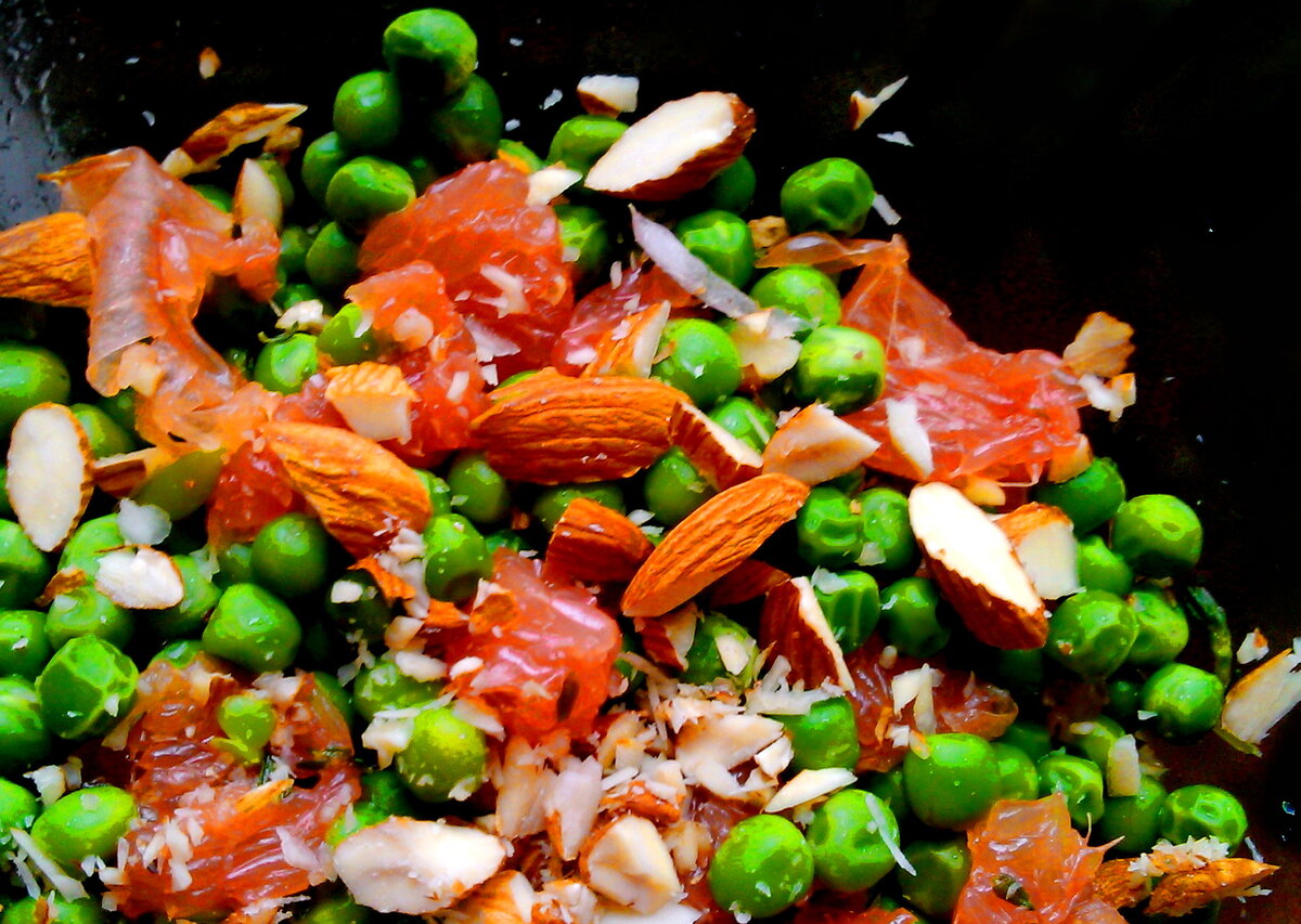 Томленный с тимьяном зеленый горошек, розовый грейпфрут и миндаль