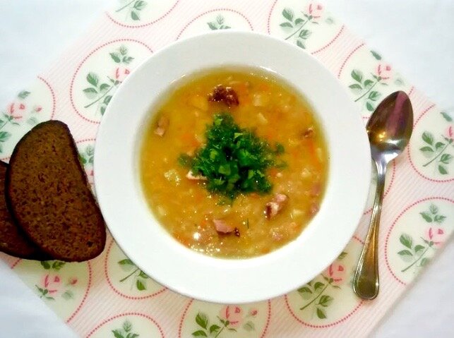 Гороховый суп с копченостями.