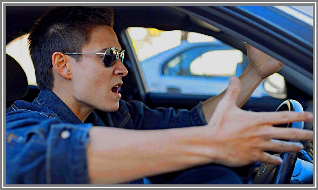 Похоже, этот водитель уверен, что он тут самый опытный и крутой на дороге. Поэтому все, и очень часто, ему мешают ехать. Потому он и дергается. Фото с vop.ru