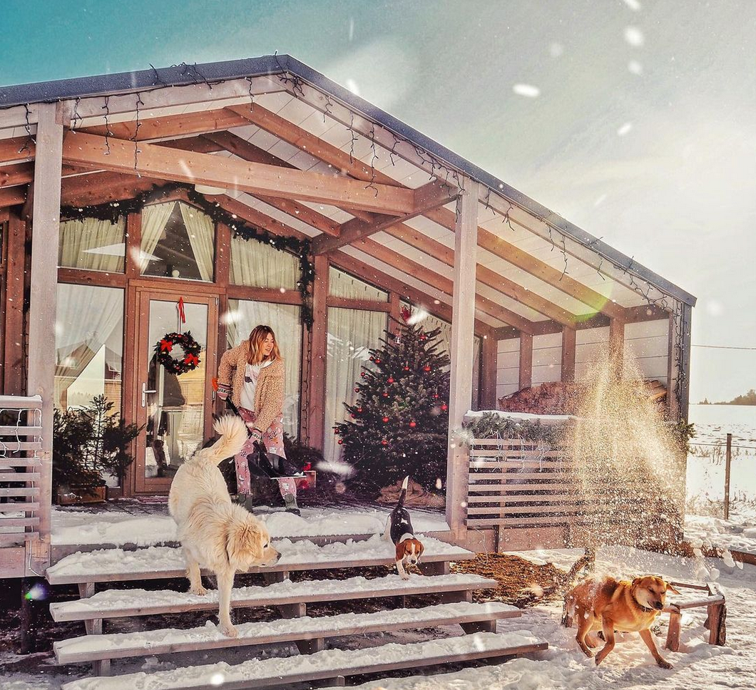 Так выглядит наш дом — мы купили его у девушки-блогера Полины. Мы с ней очень похожи, но на этом фото не я, а Полина :) Её инстаграм — @nikmoms