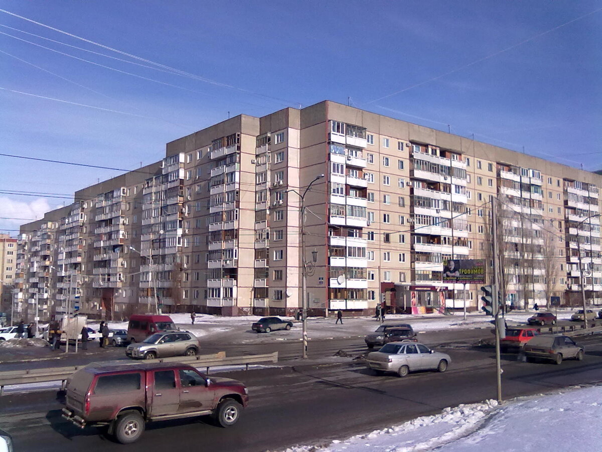 Жилой дом №2 по ул. Уфимцева. Год постройки - 1991. Типовой проект "111-90", 532 квартиры. (Фото автора).