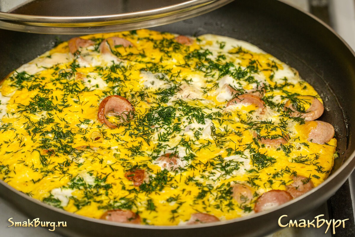 Яичница с сыром, сосисками и зеленью - супер-ароматный экспресс-завтрак на каждый день