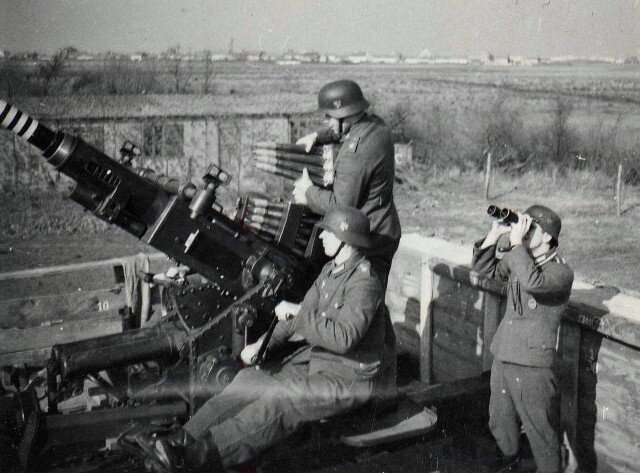 Расчет немецкого 37-мм зенитного орудия FlaK 18.
