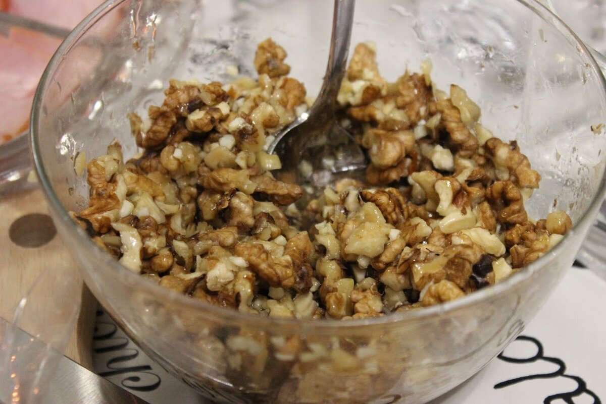 Делюсь рецептом: чеснок, орехи, мёд - и настоять, чтобы ингредиенты все пропитались вкусами. 