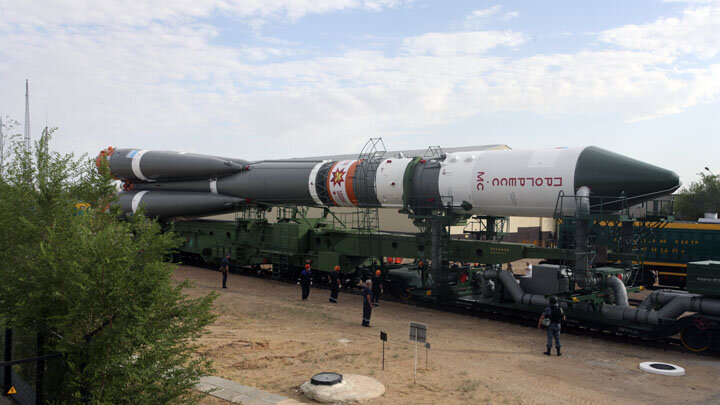 ОДНА ИЗ ПРЕДСТАВИТЕЛЬНИЦ ОБШИРНОЙ СЕМЬИ "СОЮЗОВ" НА СТАРТОВОМ СТОЛЕ, В КОМПЛЕКТЕ С ГРУЗОВЫМ БЕСПИЛОТНИКОМ "ПРОГРЕСС". ФОТО: ROSCOSMOS.RU 