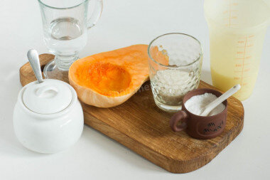 Как сварить тыквенную кашу с рисом? Подготовьте продукты. Вес тыквы в ингредиентах указан в очищенном виде, без кожуры и семян. Молоко используйте натуральное, лучше, если оно будет деревенским, а если покупное, то не долгого хранения. Рис возьмите круглый, в отличие от длиннозерного он лучше разваривается.