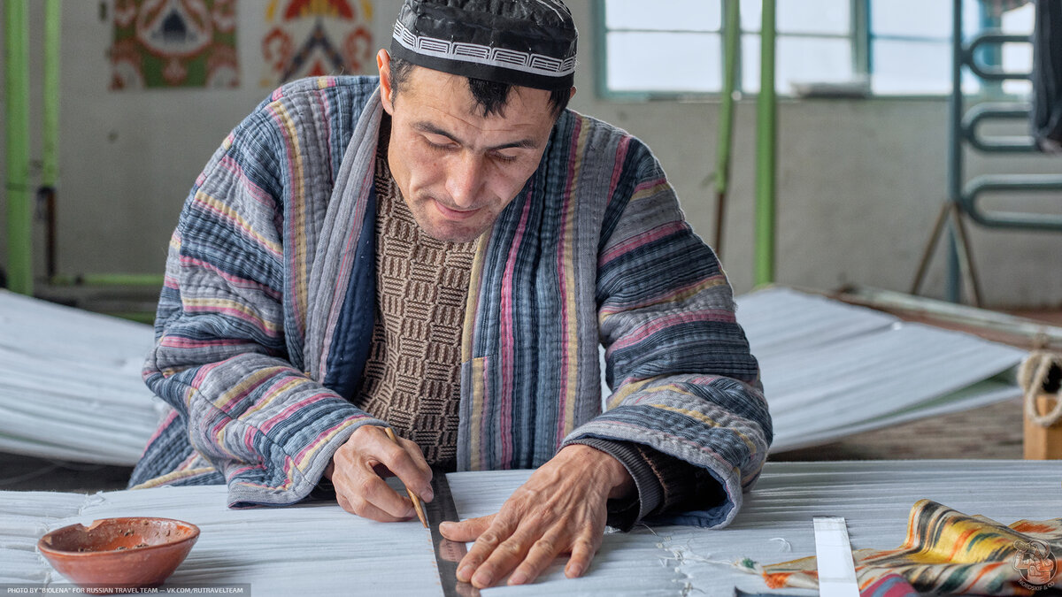 шелк ручной выделки у узбеков 4 буквы. жареные тарантулы камбоджа. лесняк валентина браковщица шелкоткацкая фабрика чарджоу фото. фабрика ёдгорлик в маргилане. ткацкую фабрику «едгорлик».