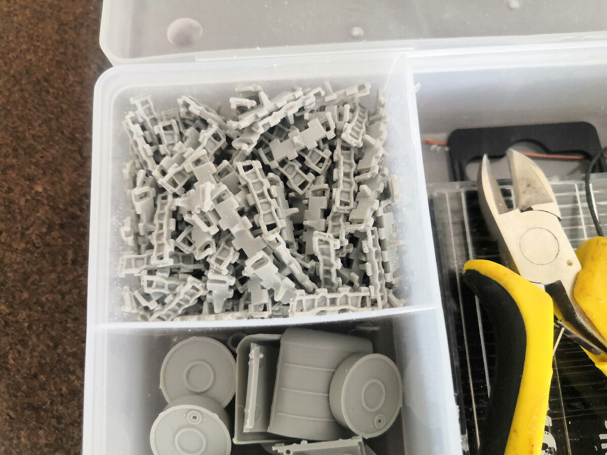 Каждый трак отделен от литника и зачищен, по моему их там больше сотни)  