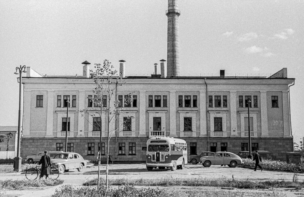                        Первая в мире АЭС, запущенная в Обнинске в 1954 году.