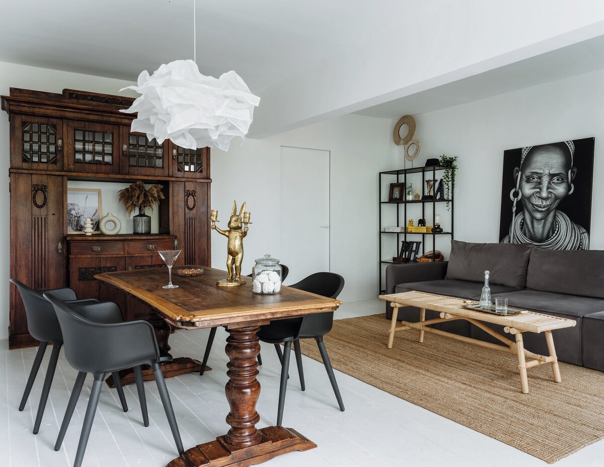 Фото: Ольга ШангинаГостиная. Антикварный буфет с Аvito; обеденный стол тоже антикварный; садовые стулья, “Леруа Мерлен”; журнальный столик и люстра, все IKEA; диван, HomeMe.