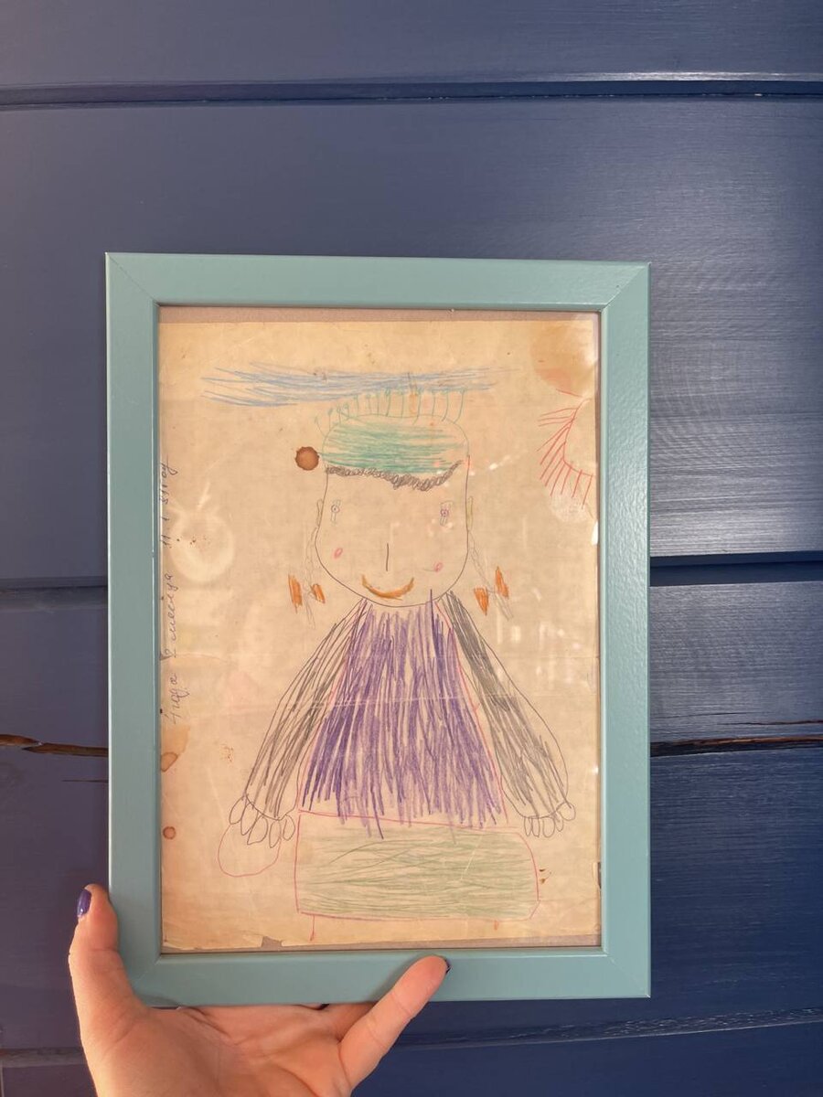 Первая картина в 4 года теперь занимает почетное место на стене дома.