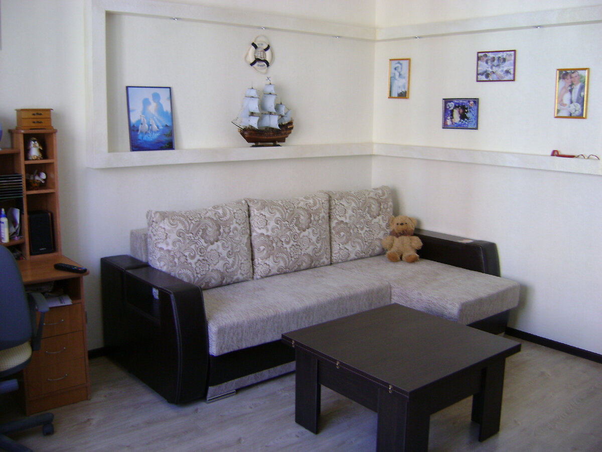 Полка из гипсокартона над диваном