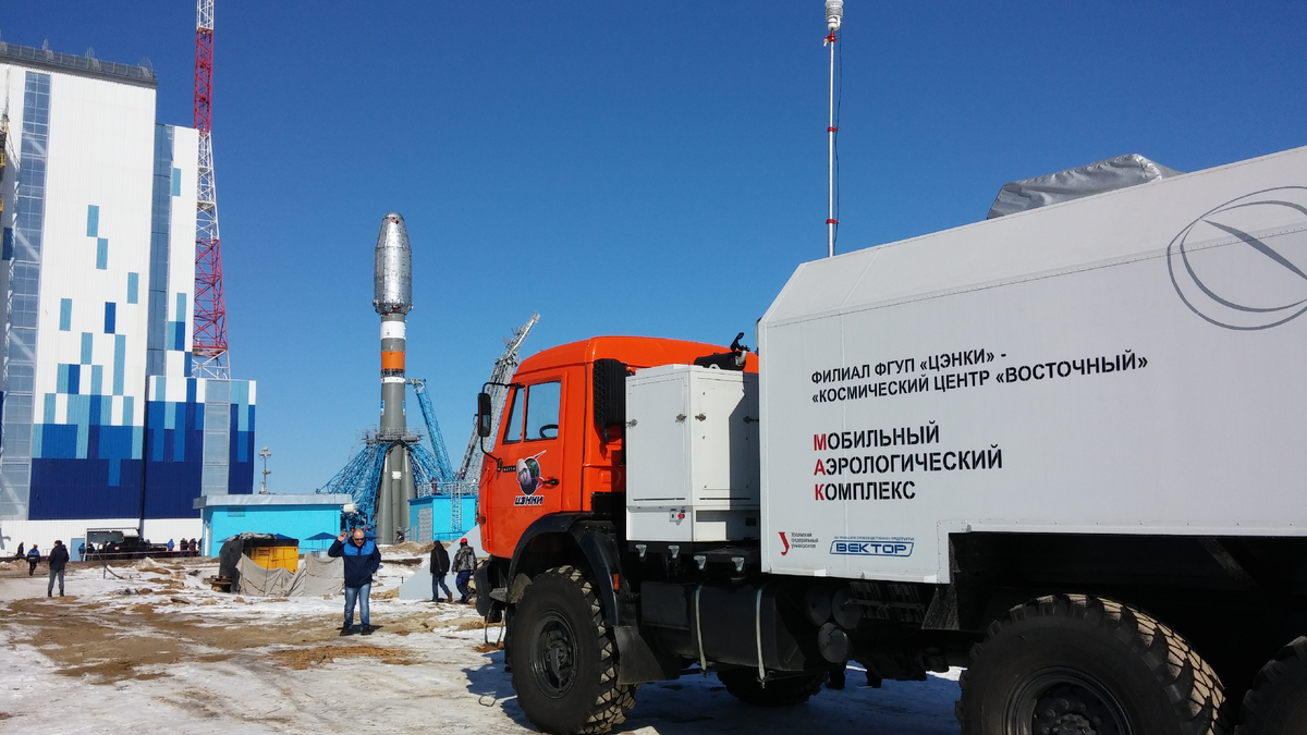 Мобильный аэрологический комплекс с системой радиозондирования «Полюс-М» на космодроме "Восточный". Фото из личного архива Олега Плохих.