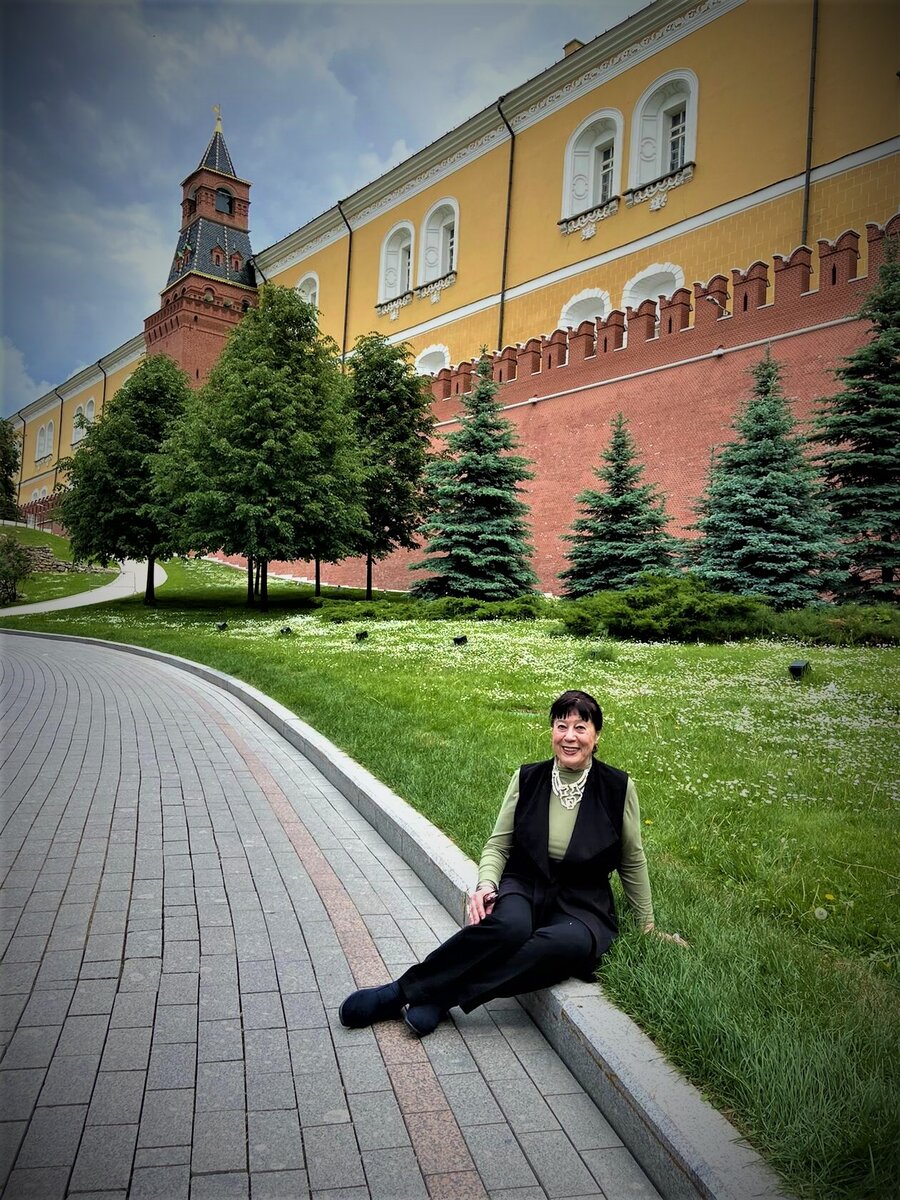 Я   у стен  КРЕМЛЯ   с думами    о текущем    моменте