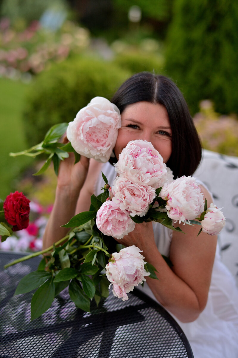 🌸 Пион- растение корневищное, и к нему особый подход в питании.
🌱 Молодые пионы до 3-х лет бесполезно кормить под корень, так как корни развиты ещё плохо. Их лучше кормить по листу, а ещё лучше- дать все необходимое при посадке и года два к ним не подходить.
🌱 А вот взрослые пионы надо больше кормить под корень. Это особенность корневищных растений. Все питание аккумулируется в корнях, а из листьев вниз оно не так хорошо идёт. По листу кормим лишь в случае резкой необходимости дать быструю подкормку.
🌱 Для пионов неприемлема сухая подкормка весной под корень, ведь растёт он стремительно, а такое питание не быстро доходит. Вот почему мы так старались хорошо подкормить осенью-это основа питания на год!
🌱 Весной только жидкие подкормки . И это единственная азотная подкормка. И ее можно с легкостью пропустить если с осени позаботились о подкормке на будущий сезон.
В качестве источника азота может быть настой навоза, биогумуса, карбамида или любого весеннее удобрение где много азота.
🌱 Но все же самая важная подкормка- после цветения, когда закладываются будущие цветочные почки!

В пособии по пионам ещё больше тонкостей этого шикарного цветка. Например:
🌱 Как посадить и подкормить
🌱 Как реанимировать старый куст пиона без выкапывания
🌱 Шесть альтернативных способов размножения без тяжёлого деления куста. И многие из них- весенние! Сейчас самое время!
🌱 Таблица сортов по цвету, срокам цветения и форме цветка.
Все мои пособия ещё всего 2 дня со скидкой 20% здесь⬇
https://sadlarisy.ru/mobile-store