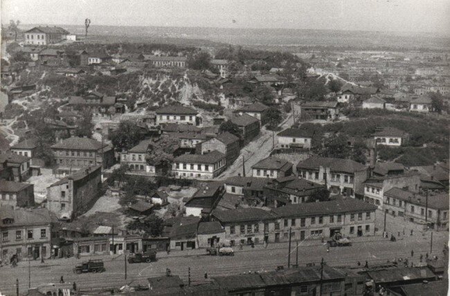 Последнее время часто встречаю на канале статейки, как мы счастливо, чисто по-советски, жили в советское время. Сомнения. Были и спортсмены и подлючие стукачи-комсомольцы. Некоторые делали советскую карьеру. Были и такие, что говорили: А я верю... (видимо, в идею скорого коммунизма), при этом не смущались брать взятки, трахать симпатичных студенток за хорошие отметки и пользоваться служебным положением в различных сферах жизни. Много людей воровали (об этом позже). Шпана периодически садилась, выходила и опять садилась. Бандиты сидели и по выходу - бандитствовали (о киевских бандитах - позже). И почти все - много или мало, но пьянствовали. Не все, конечно, так жили, как описано в повествовании, но мои знакомые и друзья в Киеве, Москве, Львове, Питере, Одессе... могут рассказать аналогичные истории. В общем, жили то мы счастливо, но вот чтобы, как в советских патриотических фильмах, по книжно-советски.... Лично я никогда не встречал таких людей, а мне - 66. Попробую, совместно с Сергеем Машкиным из наших с ним «Хроник ушедшего города», рассказать, как мы жили на самом деле.