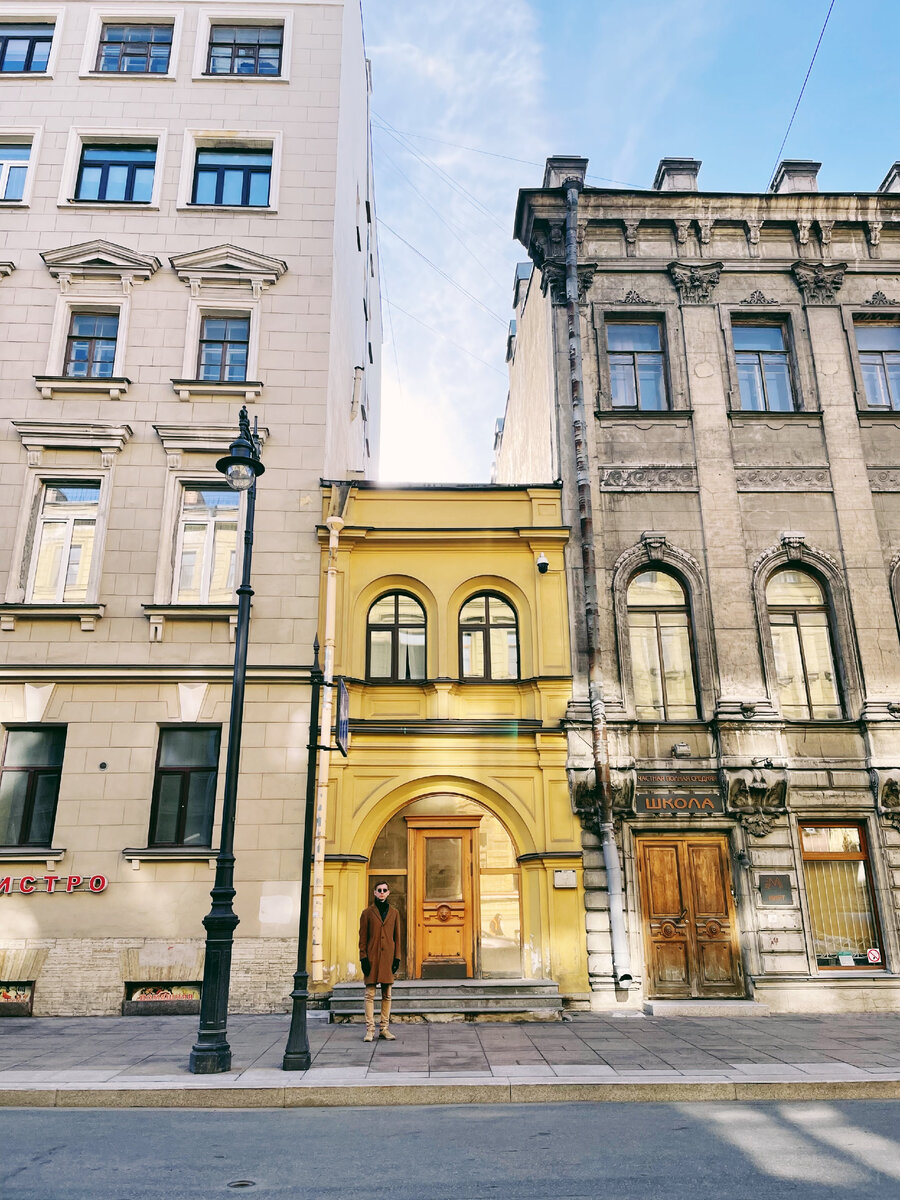 Длина дома по фасаду чуть больше 4-х метров