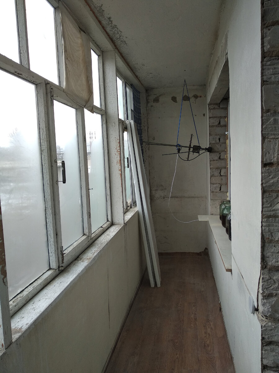 В старых рамах вместо отсутствующих окон - наволочка..