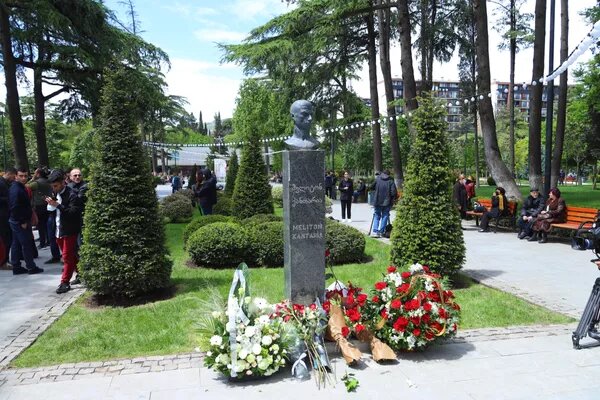 Официальная часть праздничных мероприятий 9 мая прошла в парке ветеранов им. Киквидзе, у памятника герою ВОВ Мелитону Кантария.