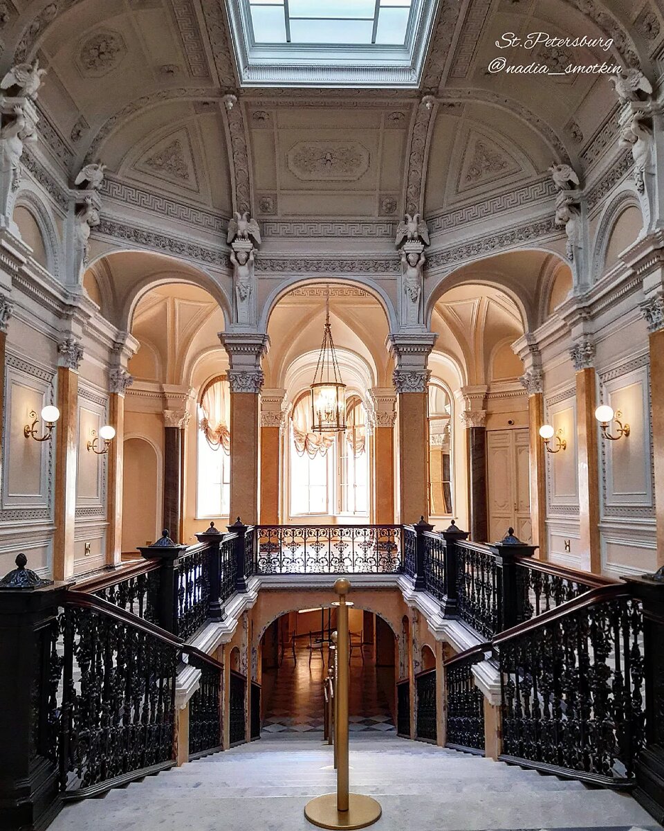 Мраморная лестница Арсенального каре Гатчинского дворца. Архитектор Роман Кузьмин, 1840-ые гг. Фото авторское 