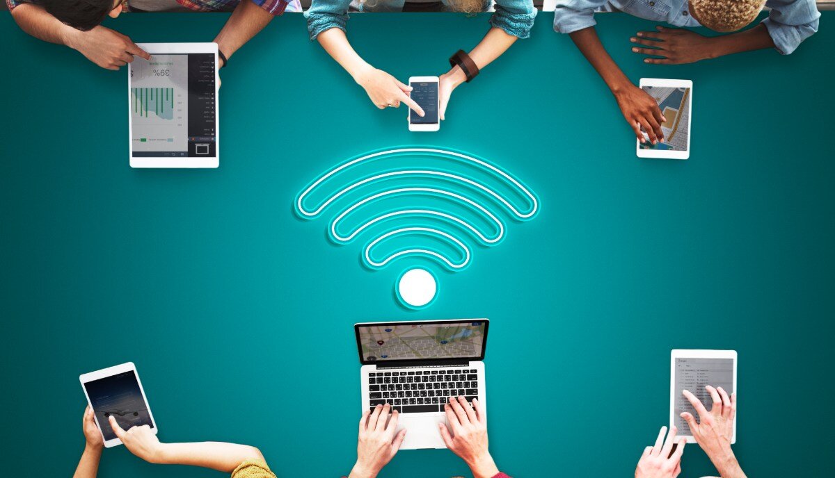 Internet connected devices. Быстрый интернет. Интернет соединяет людей. Интернет везде. Интернет повсюду.